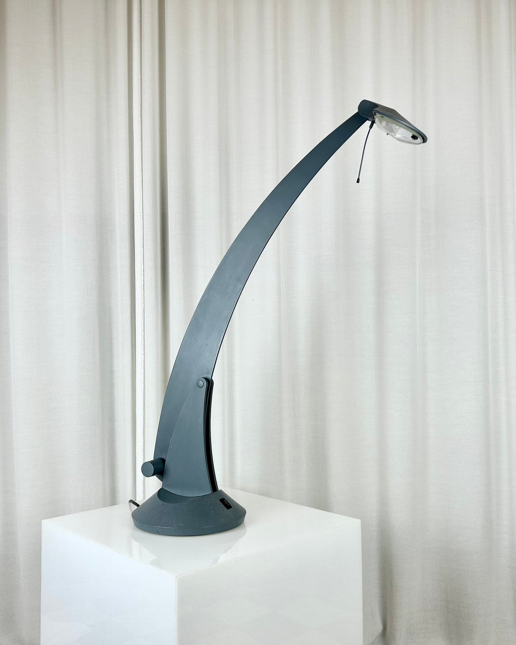 Postmodern Carlotta table lamp by Enrico Potz for Gamma 3, Italy 1990s. Anthracite grey architectural design.