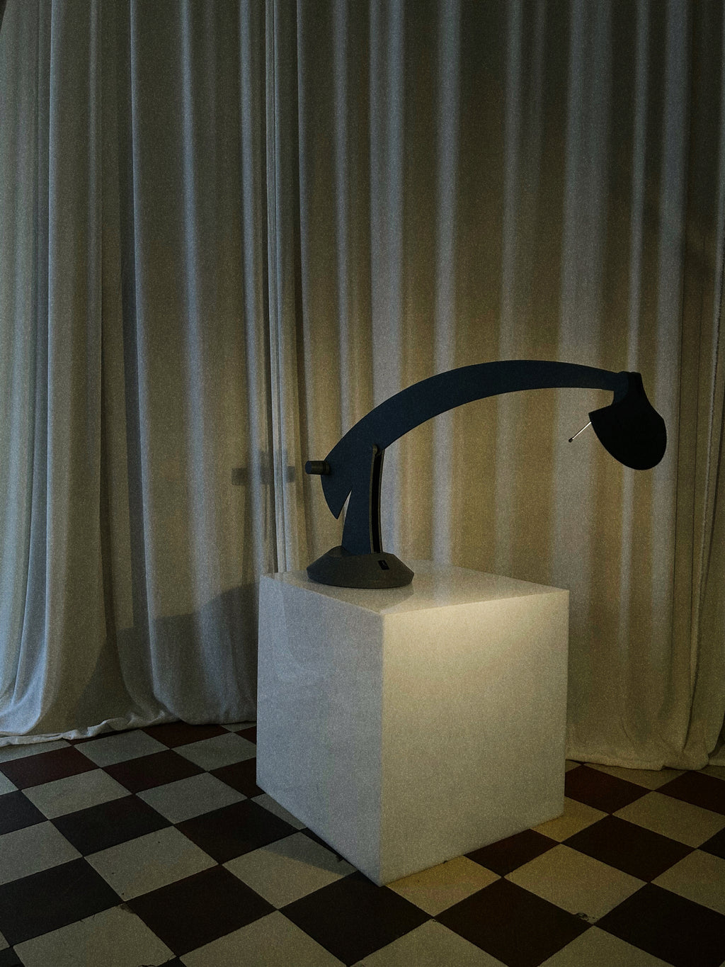 Postmodern Carlotta table lamp by Enrico Potz for Gamma 3, Italy 1990s. Anthracite grey architectural design.