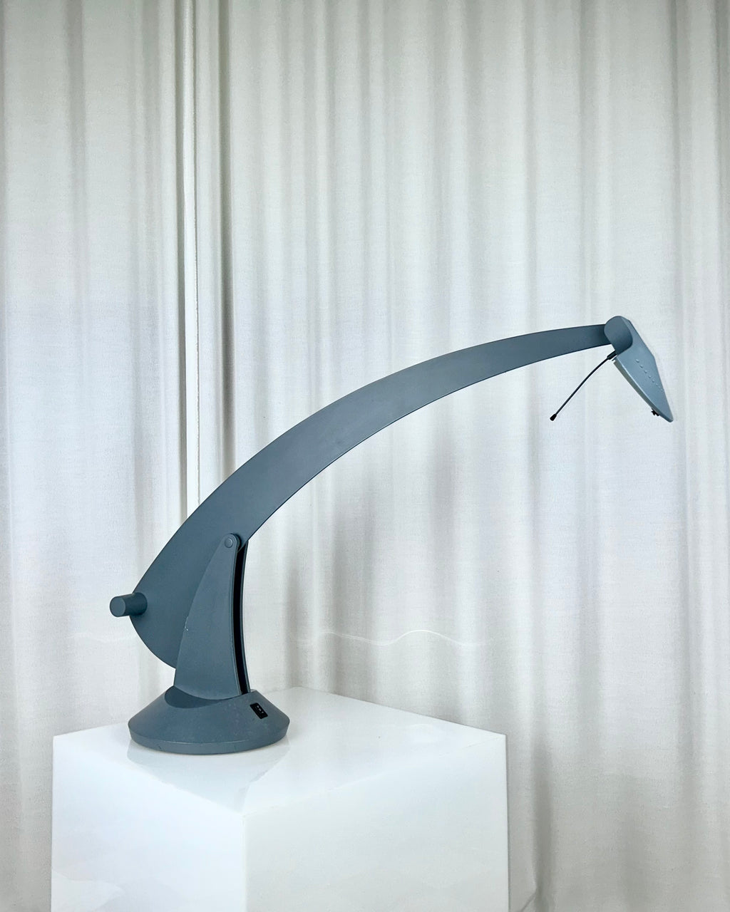 Postmodern Carlotta table lamp by Enrico Potz for Gamma 3, Italy 1990s. Anthracite grey architectural design.