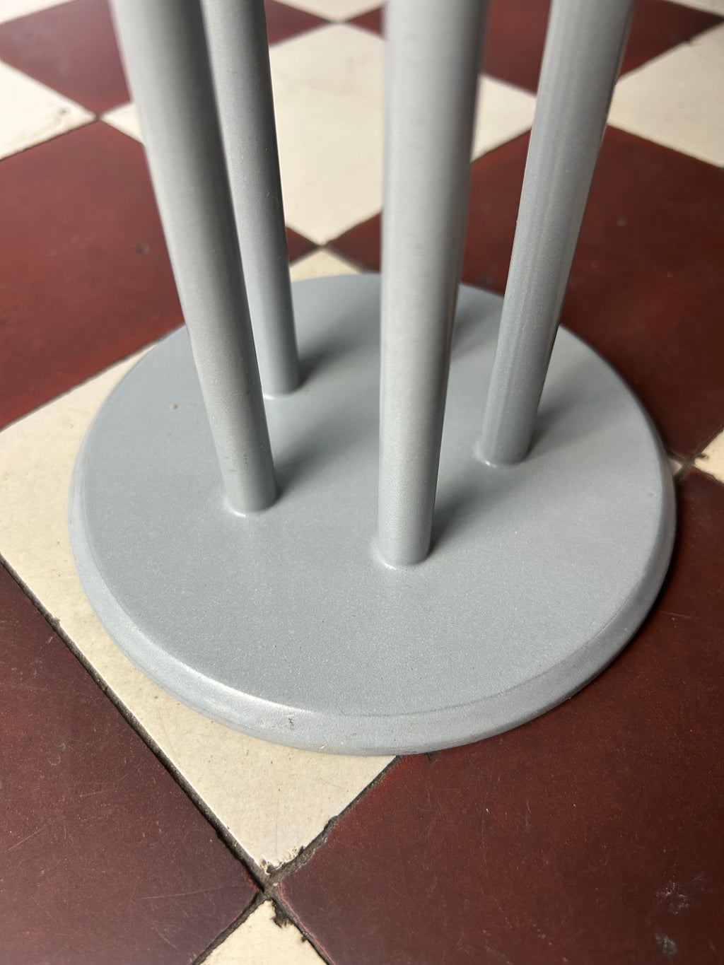 Closeup of foot stand of the Air Sofa from Hain & Thome