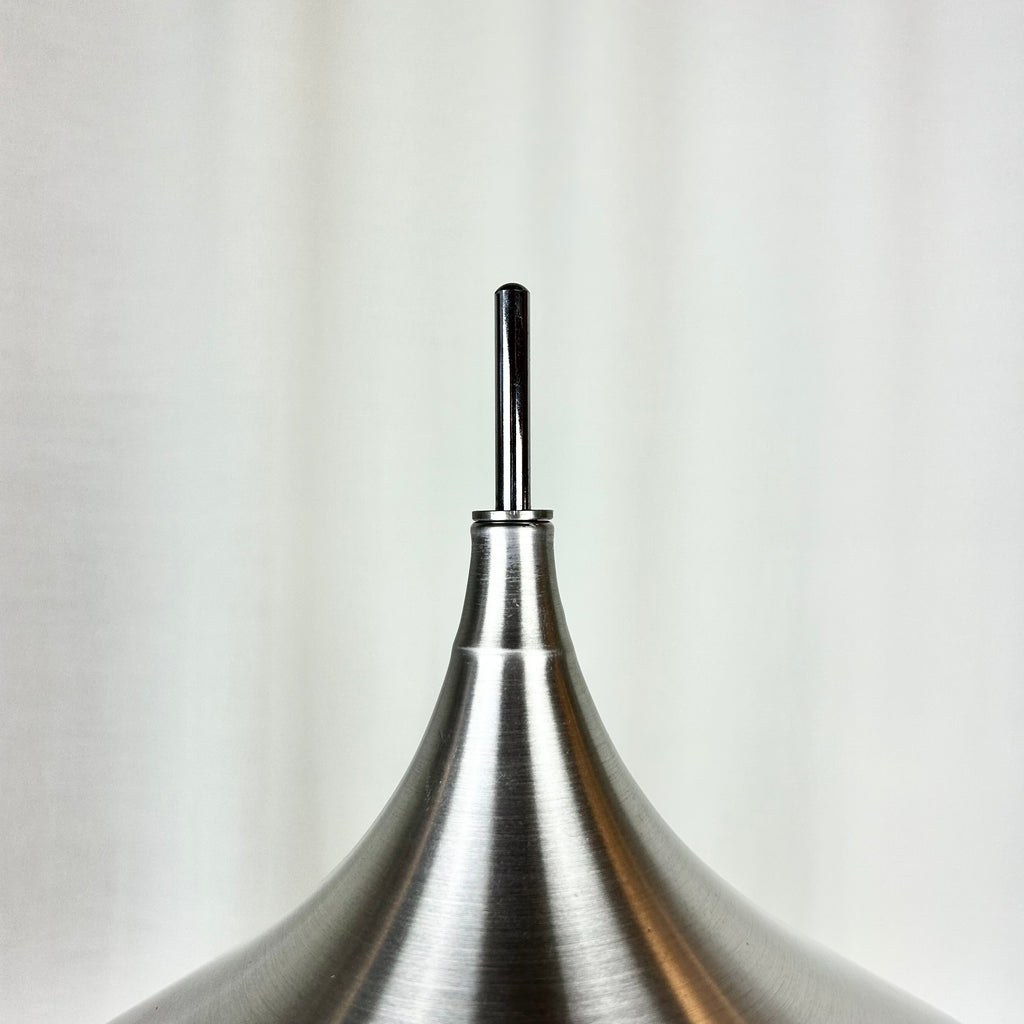 Detail image of the lampshade tip of a tablelamp by Doria