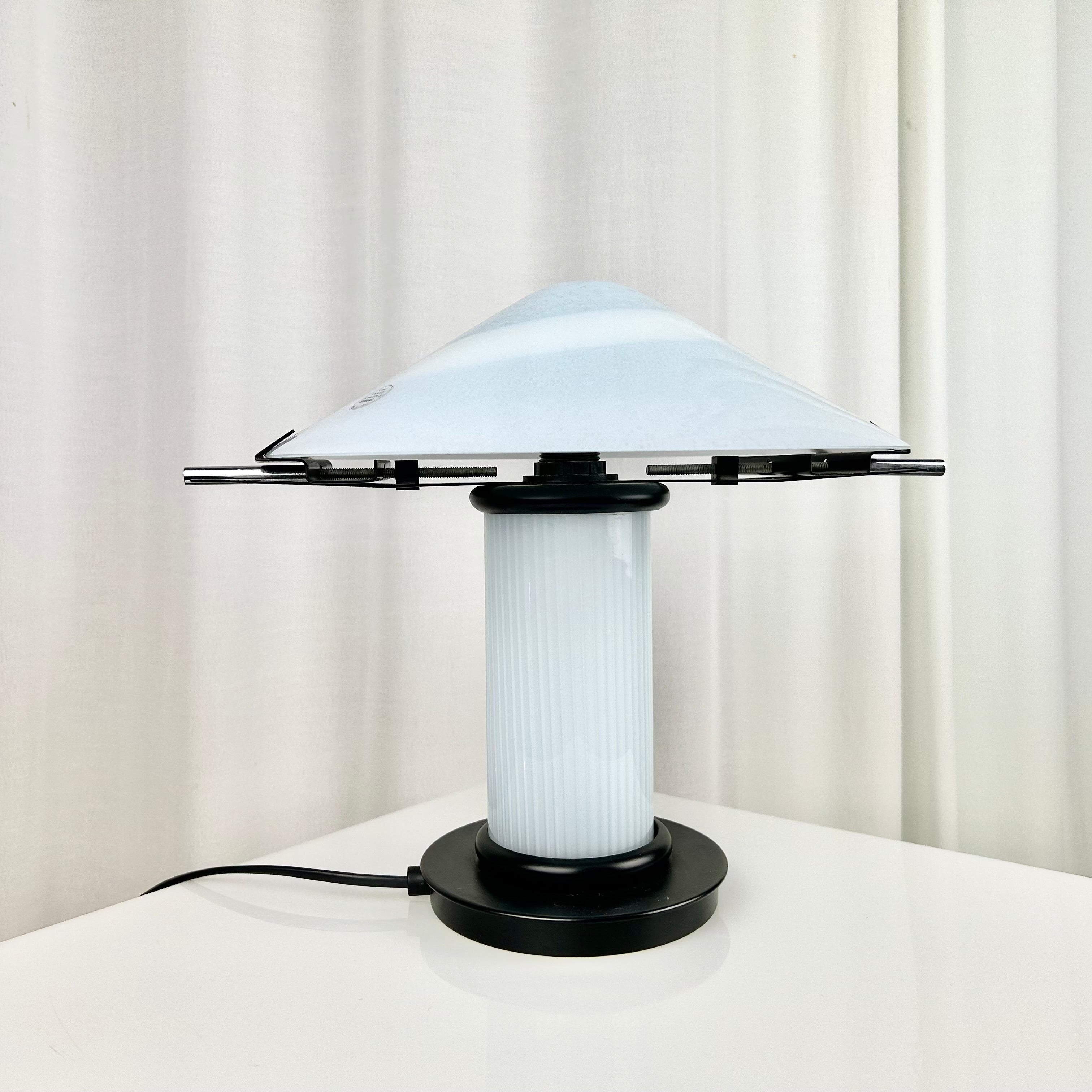 Vintage white postmodern mushroom shaped table lamp in Murano glass, made in Italy in the 1980s