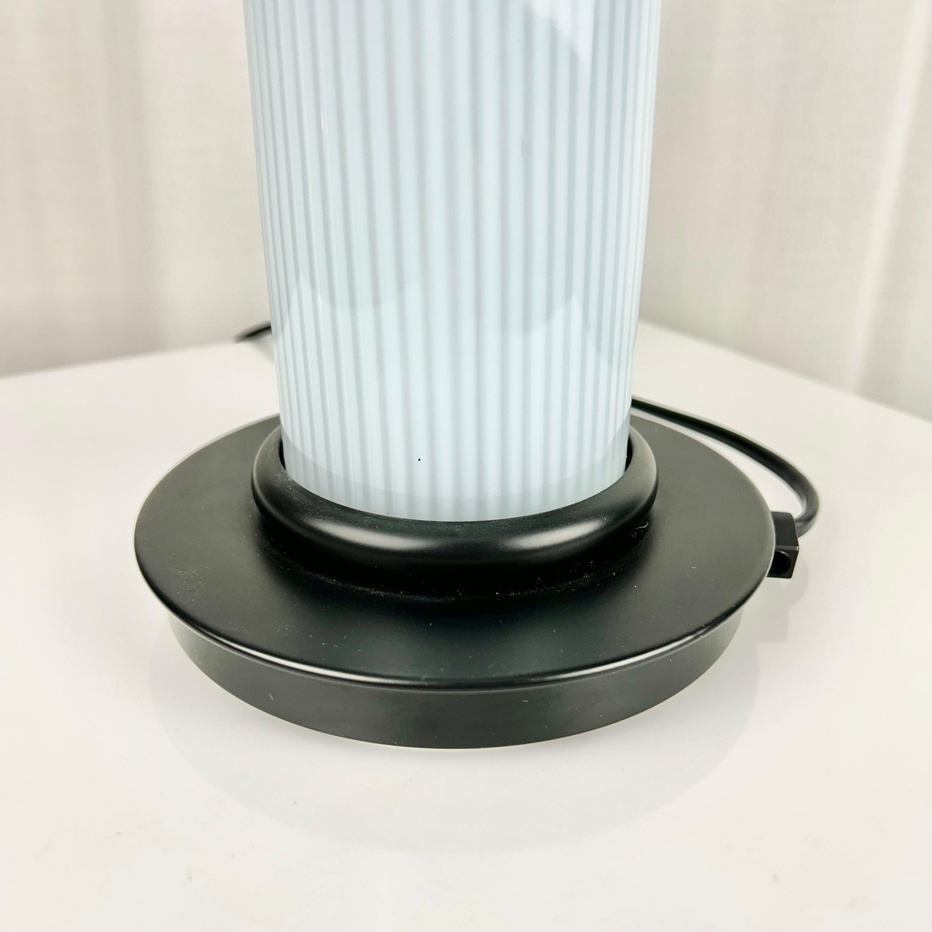 Vintage white postmodern mushroom shaped table lamp in Murano glass, made in Italy in the 1980s, lamp base closeup