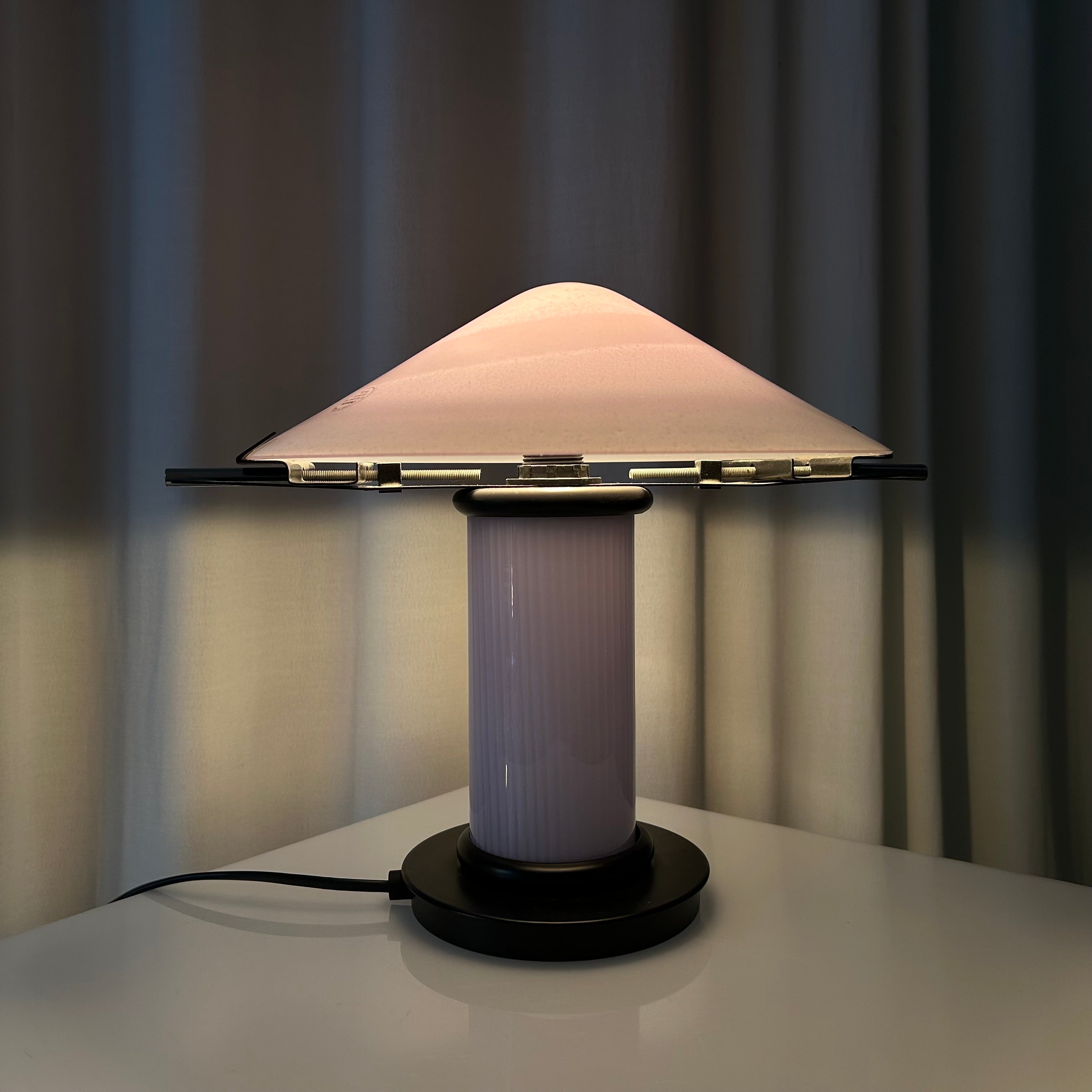 Vintage white postmodern mushroom shaped table lamp in Murano glass, made in Italy in the 1980s, light on
