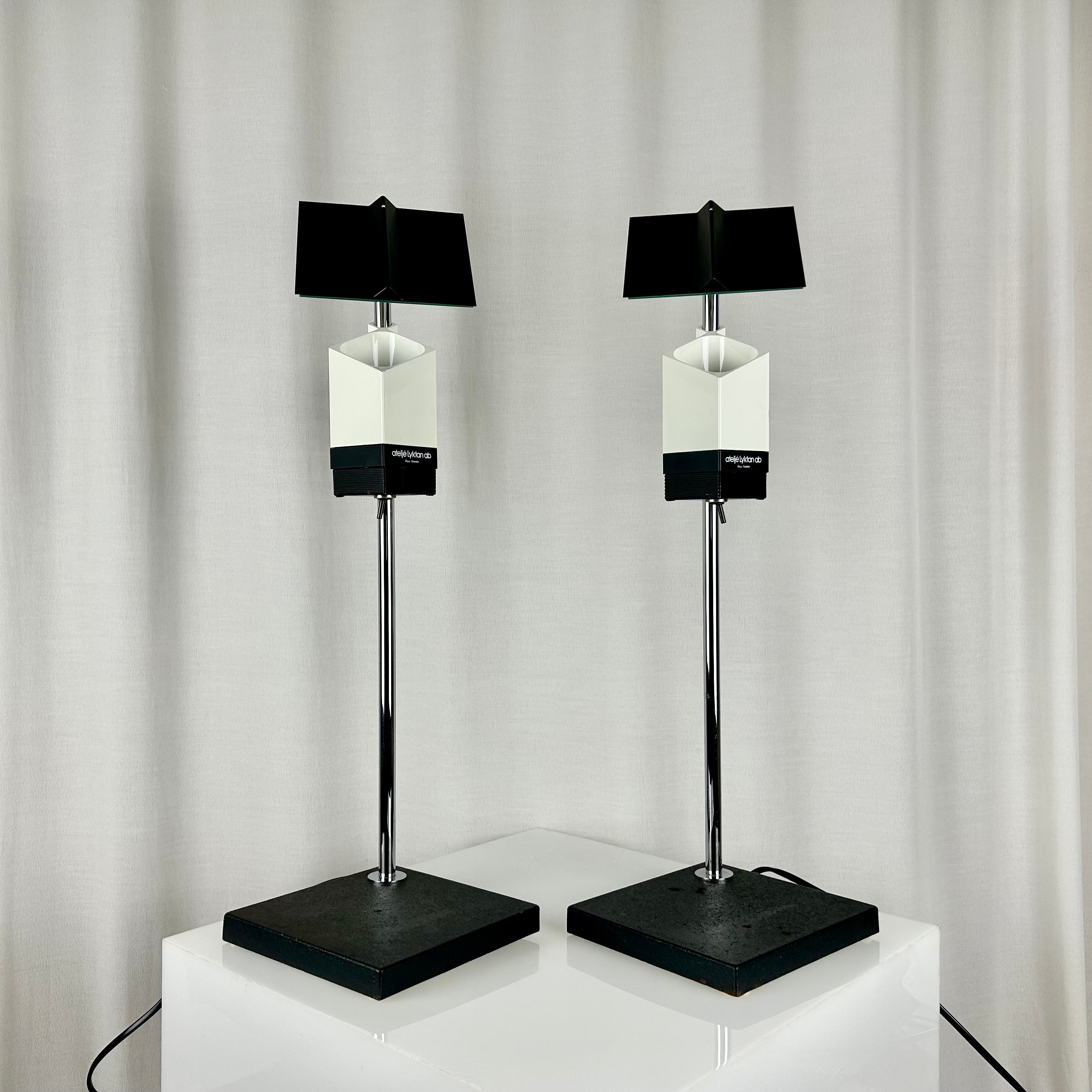 Two vintage ”Satellit” table lamps by Lars Bylund for Ateljé Lyktan, 1980s. Front view