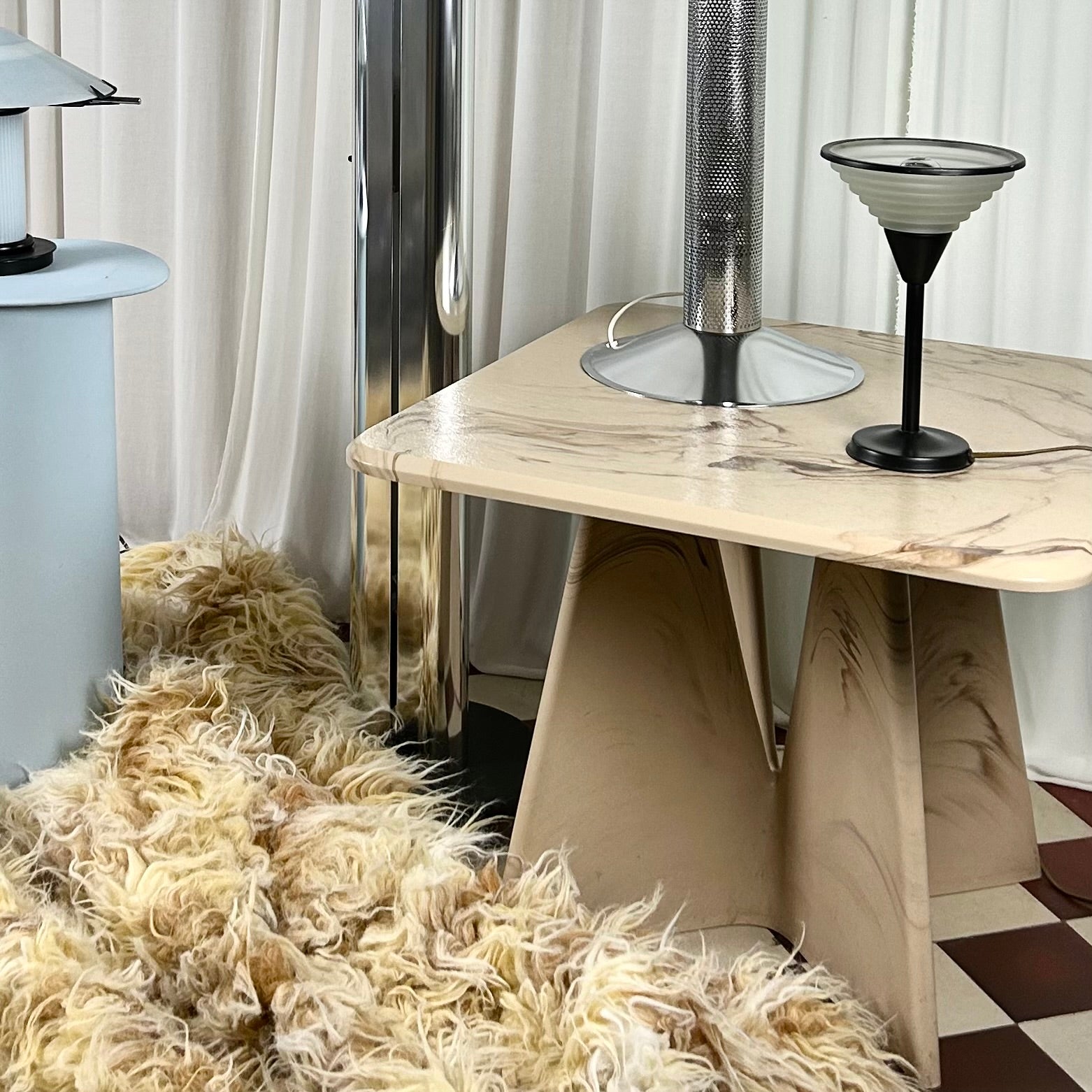 Vintage square shaped coffee table in marmorite from the 1980's, seen with different lamps on top and at the side.